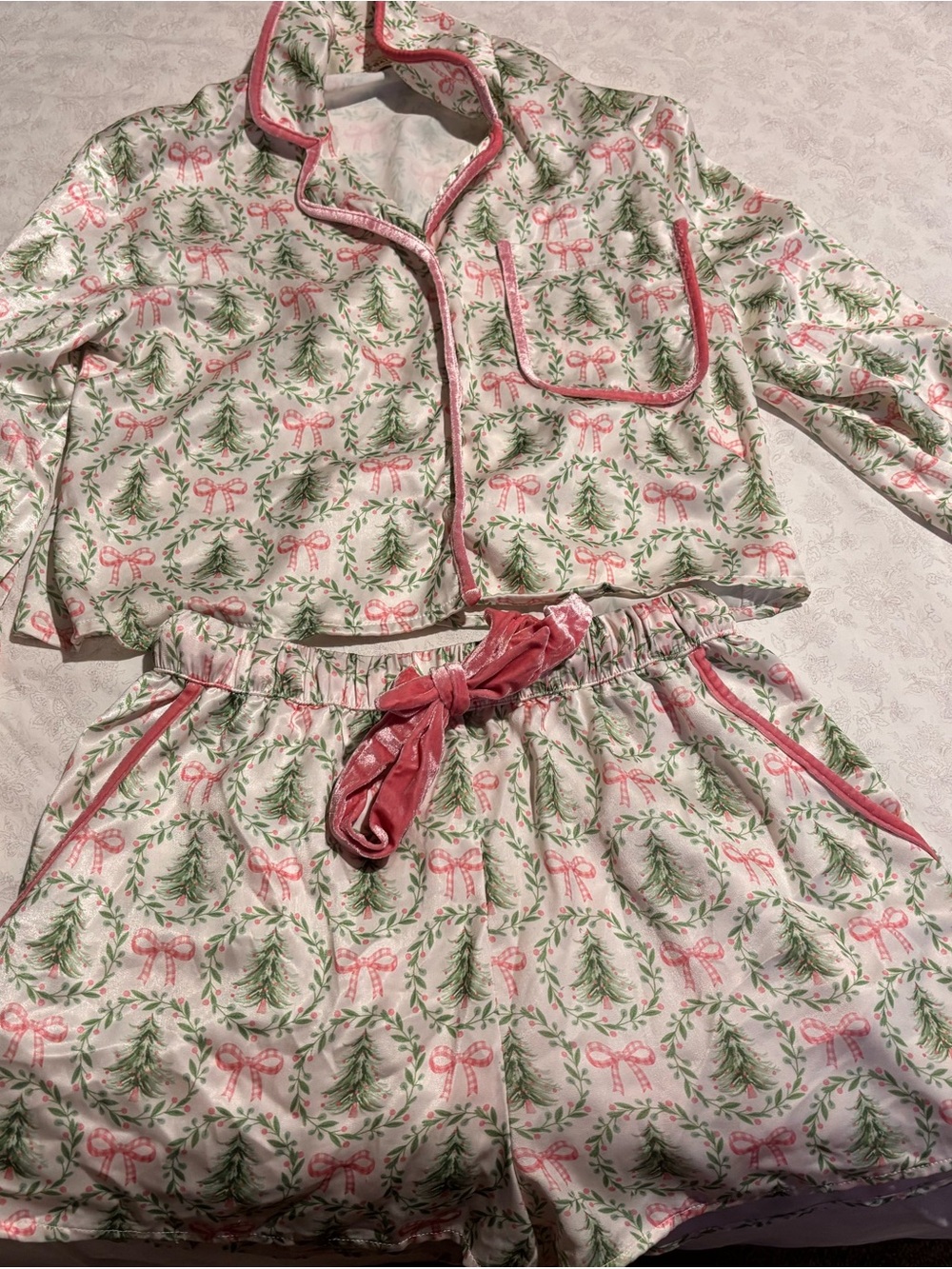 Women’s Pink & Green Holiday Wreath Printed Pajama Set